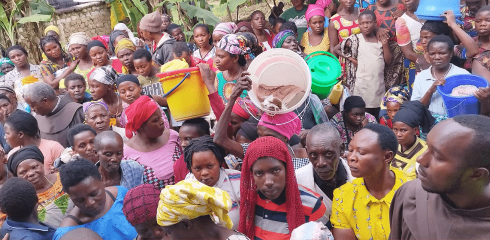In Rwanda, i frati distribuiscono gli aiuti alle vittime dell’inondazione parlando della cura e della protezione dell’ambiente